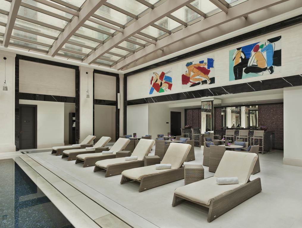 هتل فور سیزنز مسکو نمای صندلی های استخر