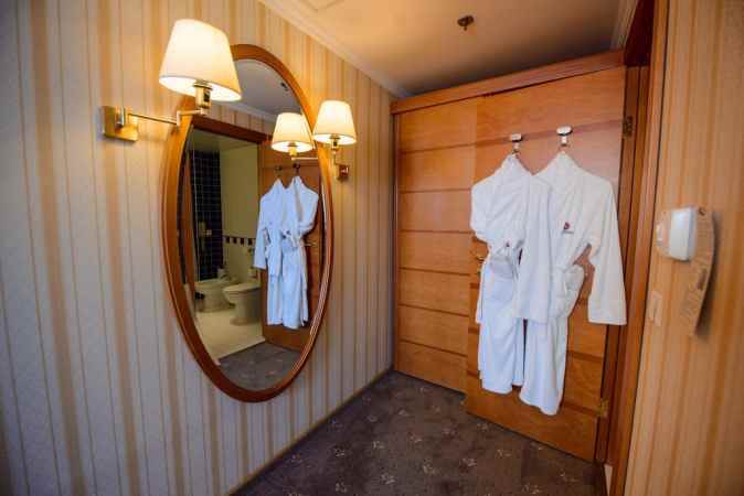 هتل امباسادور نمای کمد لباس های حمام