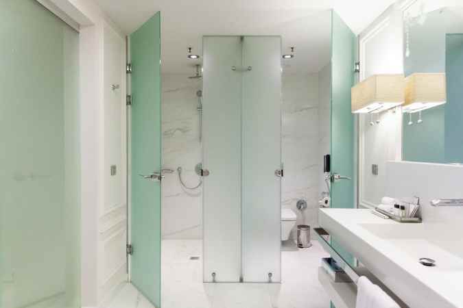 هتل کرون پلازا لیگووسکی نمای سرویس حمام