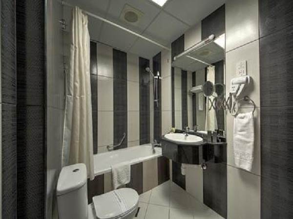 هتل دلمن پالاس نمای سرویس حمام و بهداشتی