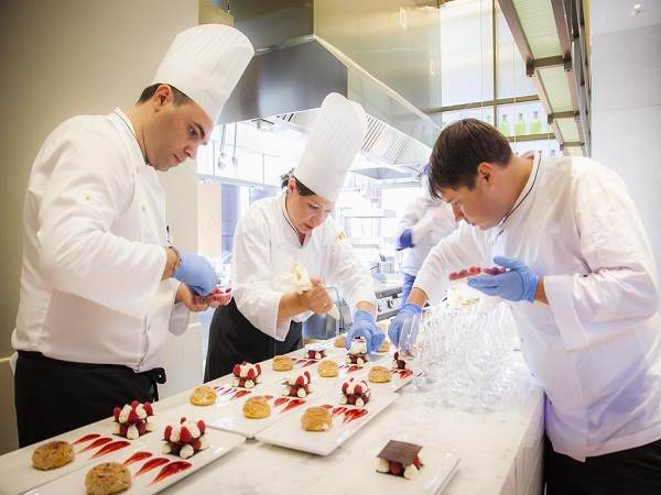 هتل سوئیس کراسنی هلمی نمای آشپزخانه و سرآشپز