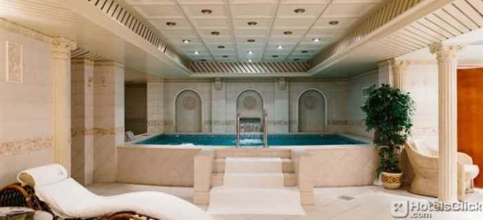 هتل گرند امرالد نمای صندلی های کنار استخر