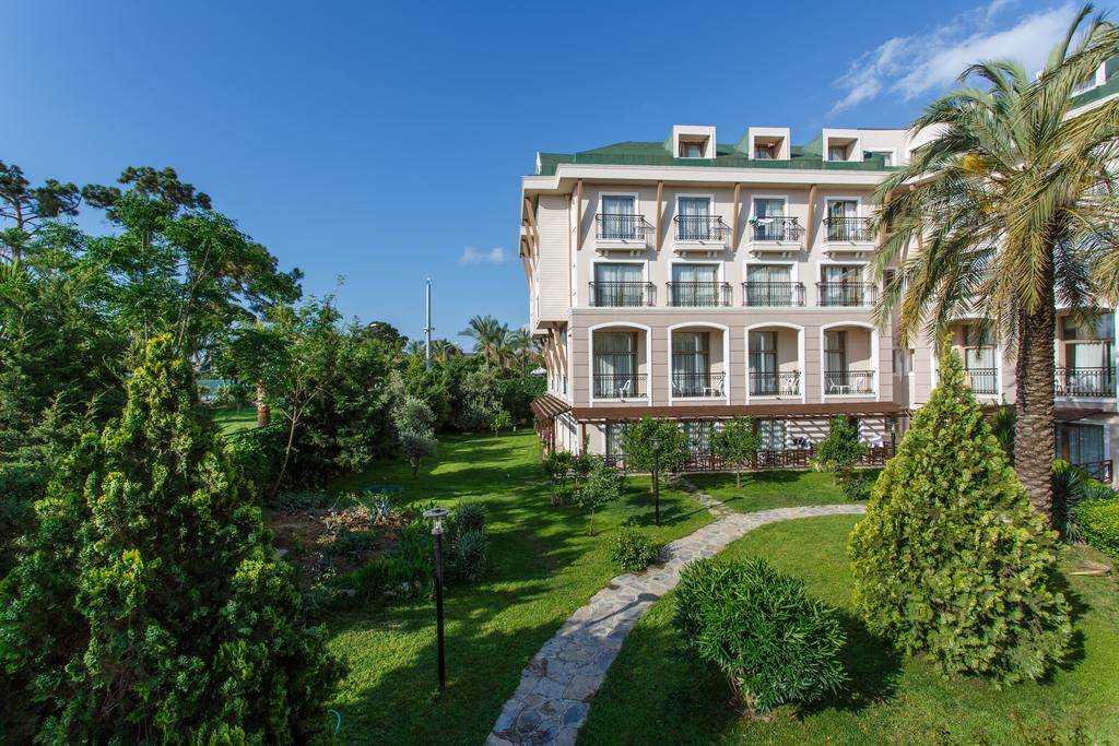 هتل لوسیدا بیچ نمای فضای سبز