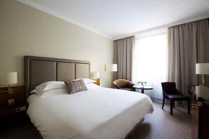 هتل کورینتیا نمای اتاق با تخت خواب دو نفره