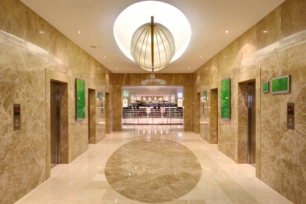 هتل هالیدی این سوکولنیکی نمای آسانسور لابی