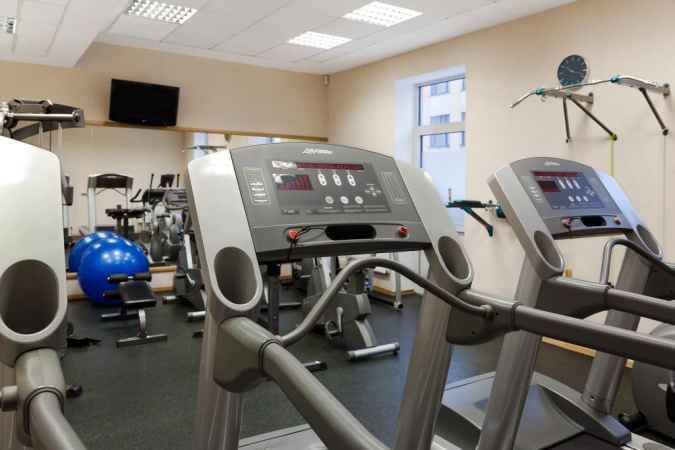 هتل هالیدی این لسنایا نمای سالن بدنسازی