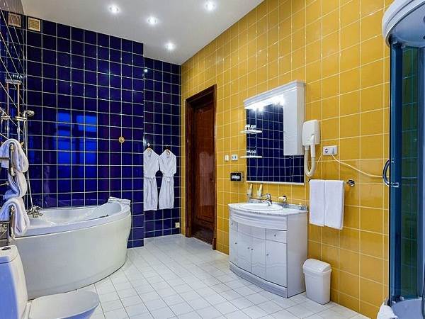 هتل سویتسکی هیستریکال نمای سرویس حمام و بهداشتی