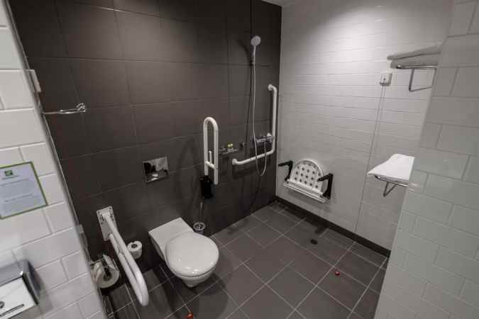 هتل هالیدی این سیمونووسکی نمای سرویس بهداشتی