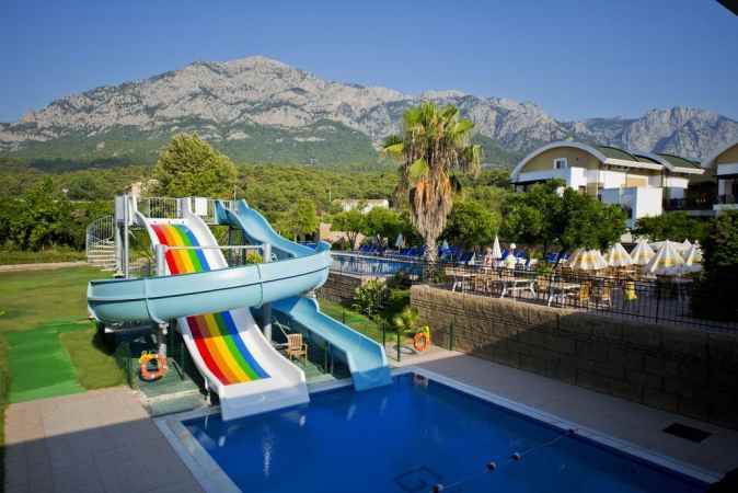 هتل آرماس گل بیچ نمای سرسره آبی