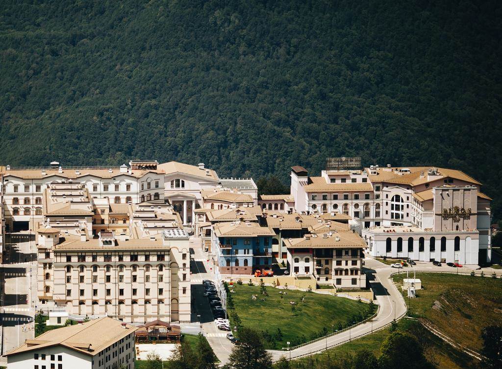 هتل ریکسوس کراسنایا نمای فضای سبز