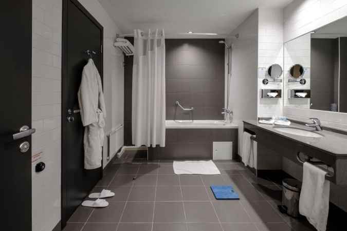 هتل هالیدی این سیمونووسکی نمای سرویس حمام