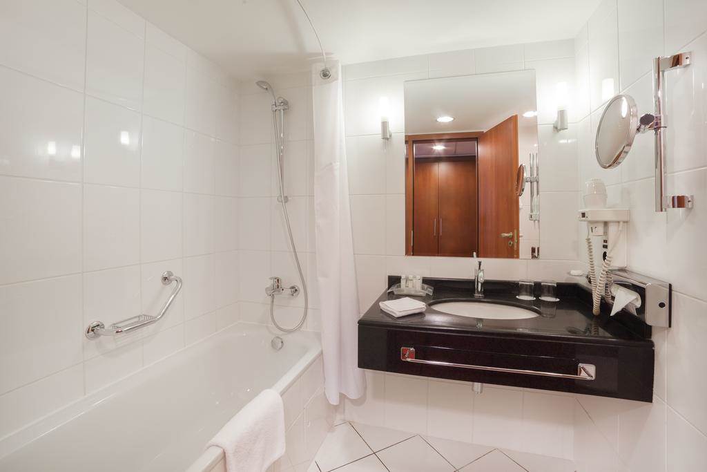 هتل هالیدی این سوکولنیکی نمای سرویس حمام