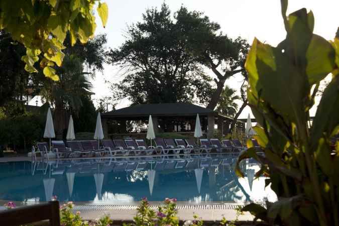 هتل آرماس گل بیچ نمای صندلی های آفتابگیر