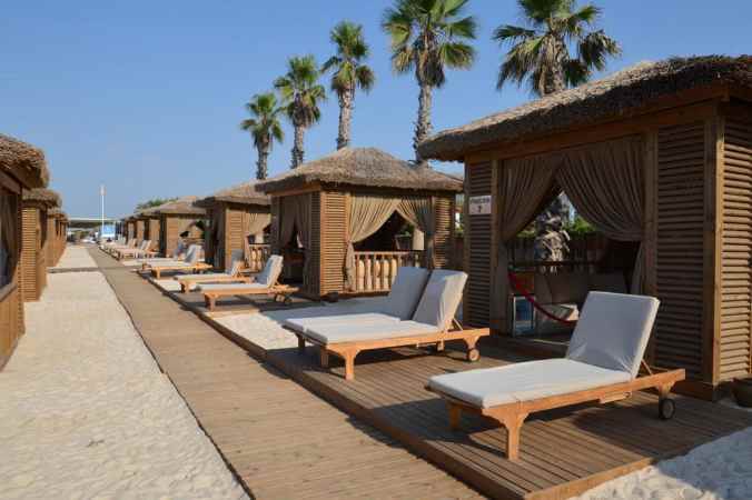 هتل الوا دونا نمای صندلی های آفتابگیر