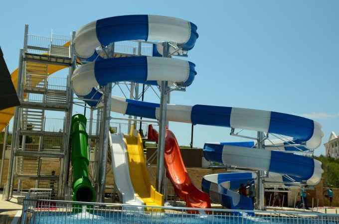 هتل رامادا ساید نمای سرسره های آبی