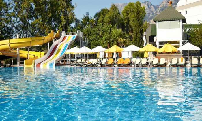 هتل شروود گرینوود نمای سرسره آبی