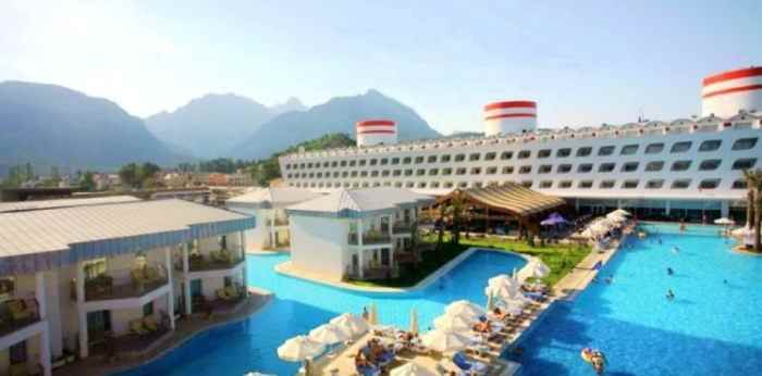 هتل کوئین الیسا نمای استخر فضای باز