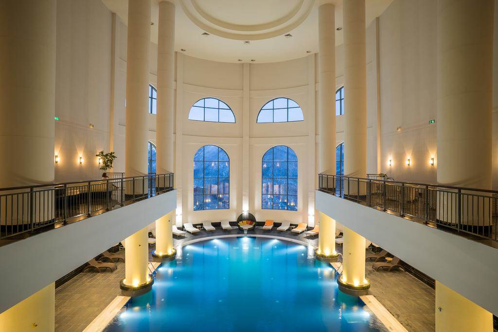 هتل ریکسوس کراسنایا نمای استخر