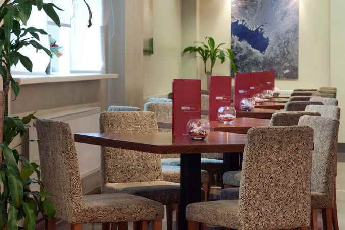 هتل هالیدی این لسنایا نمای داخلی رستوران