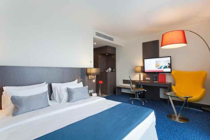 هتل ازیموت ریسورت اند اسپا نمای داخل اتاق