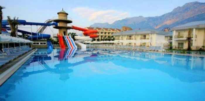 هتل کوئین الیسا نمای سرسره آبی