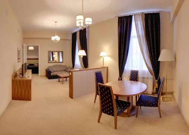 هتل اکتیابرسکایا نمای سالن پذیرایی