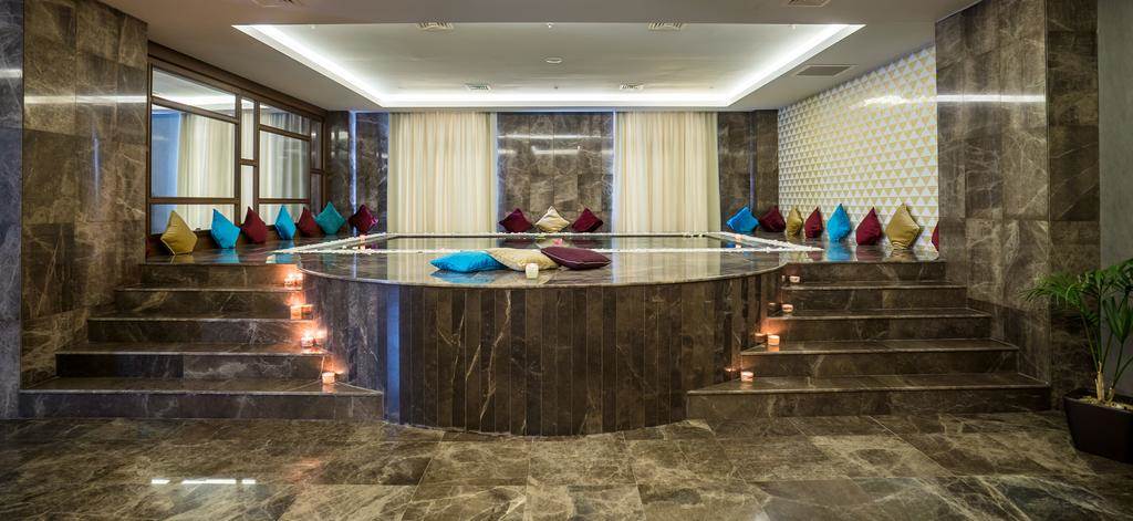 هتل ریکسوس کراسنایا نمای استخر آبگرم