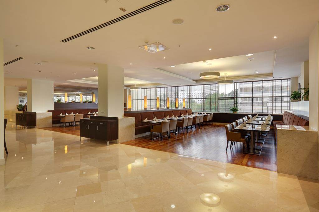 هتل هالیدی این سوکولنیکی نمای رستوران