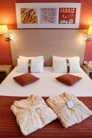 هتل هالیدی این لسنایا نمای داخلی دکوراسیون اتاق