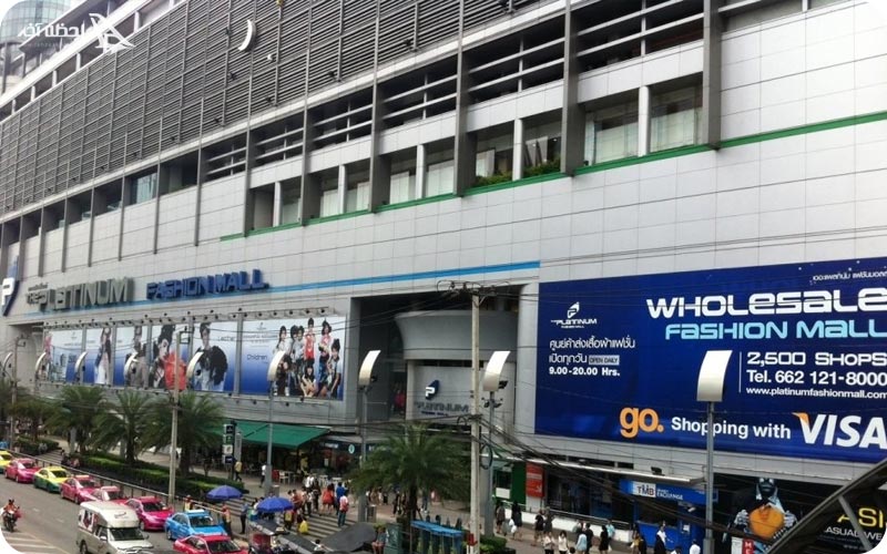 بیرون مرکز خرید پلاتینیوم