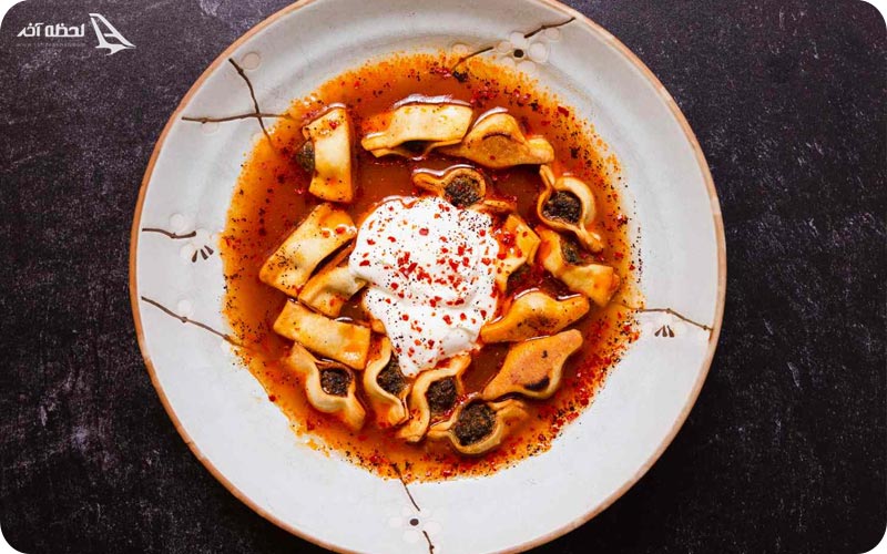 مانتی در داخل ظرف