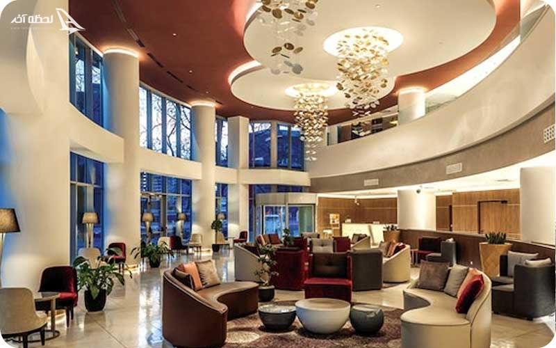 نمای داخل مرکز خرید تاشیر