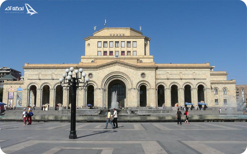 پیاده روی مردمان در جلوی نگارخانه ملی ارمنستان