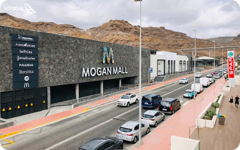 جلوی مرکز خرید مورگان