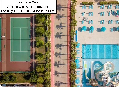 نمایی از استخر و زمین والیبال