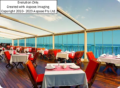 رستوران فضای باز Crowne Plaza